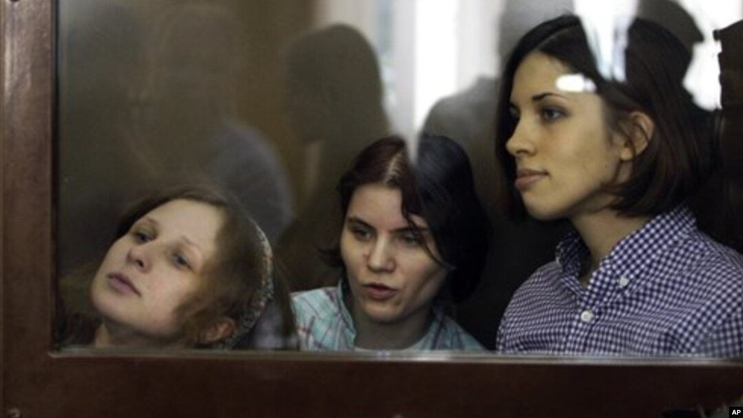 Dari kiri, Maria Alyokhina, Yekaterina Samutsevich, Nadezhda Tolokonnikova, anggota kelompok musik punk Band Pussy Riot didakwa mengecam Presiden Valdimir Putin (30/7). 