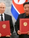 Ruski predsjednik Vladimir Putin, lijevo, i lider Sjeverne Koreje Kim Jong Un poziraju za fotografiju tokom ceremonije potpisivanja novog partnerstva u Pjongjangu, Sjeverna Koreja, 19. juna 2024. (Kristina Kormilitsyna, Sputnjik, Kremlin Pool Photo via AP, fajl)