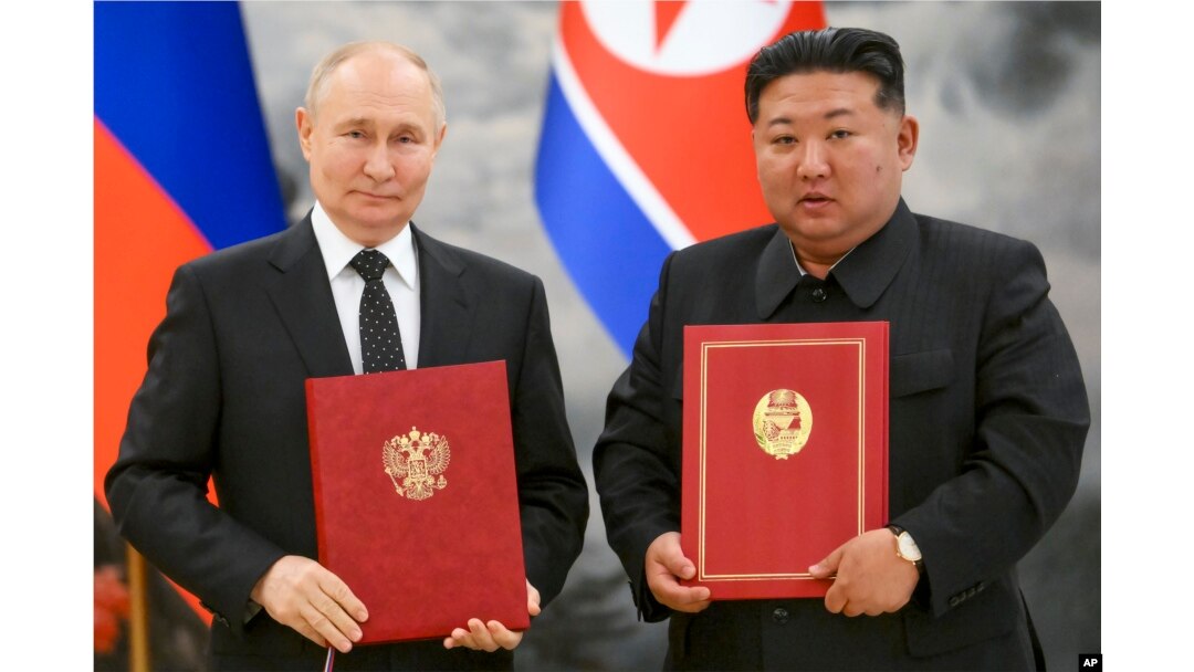 Presiden Rusia Vladimir Putin, kiri, dan pemimpin Korea Utara Kim Jong Un usai penandatanganan kemitraan baru di Pyongyang, Korea Utara, pada 19 Juni 2024. (Foto: via AP)