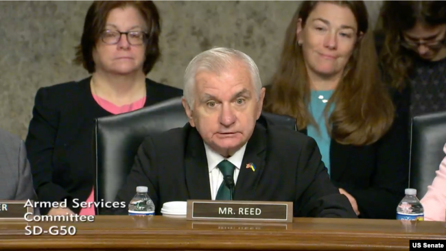 参议院军事委员会资深成员、民主党参议员里德在就特朗普总统提名的两位美军司令而举行的确认听证会上提问。(2025年7月22日)