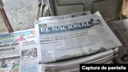 Ejemplares del diario venezolano El Nacional a la venta en un puesto de periódicos en Caracas. [Captura de pantalla de video de archivo de Álvaro Algarra]