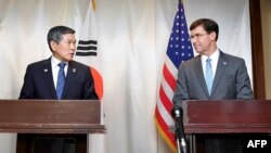 Menhan Korsel Jeong Kyeong-doo (kiri) dan Menhan Amerika Mark Esper dalam konferensi pers bersama di Bangkok, Thailand Minggu (17/11). 