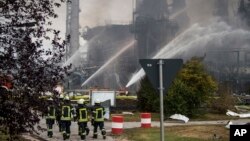 Petugas pemadam kebakaran berupaya memadamkan api di kilang Bayernoil, Vohburg an der Donau dekat Ingolstadt, Jerman selatan, Sabtu, 1 September 2018. (Lino Mirgeler / dpa via AP).