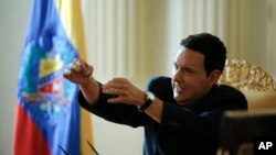 El actor colombiano Andrés Parra interpreta al desaparecido líder venezolano.