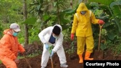 Bupati Banyumas Achmad Husein (putih) ikut memindah jenazah untuk menekan ketakutan warga terhadap pemakaman korban virus corona. (Foto: Pemkab Banyumas)