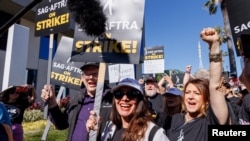 Aktris Fran Drescher (tengah), Presiden serikat pekerja film dan televisi SAG-AFTRA, berdemonstrasi bersama sejumlah aktor dan penulis dari Serikat Penulis Amerika (WGA) di luar kantor Netflix di Los Angeles, California, Jumat, 14 Juli 2023. (Foto: Mike Blake/Reuters)