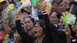 Anti-government protesters shout on the stage during a rally against a political amnesty bill at the democracy monument in Bangkok, Thailand, Nov. 8, 2013.