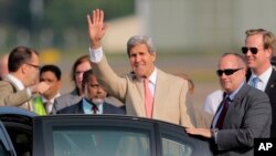 Menteri Luar Negeri AS John Kerry melambai pada media ketika tiba di Bandara Internasional Bandaranaike di Colombo, Sri Lanka, Sabtu, 2 Mei 2015. 