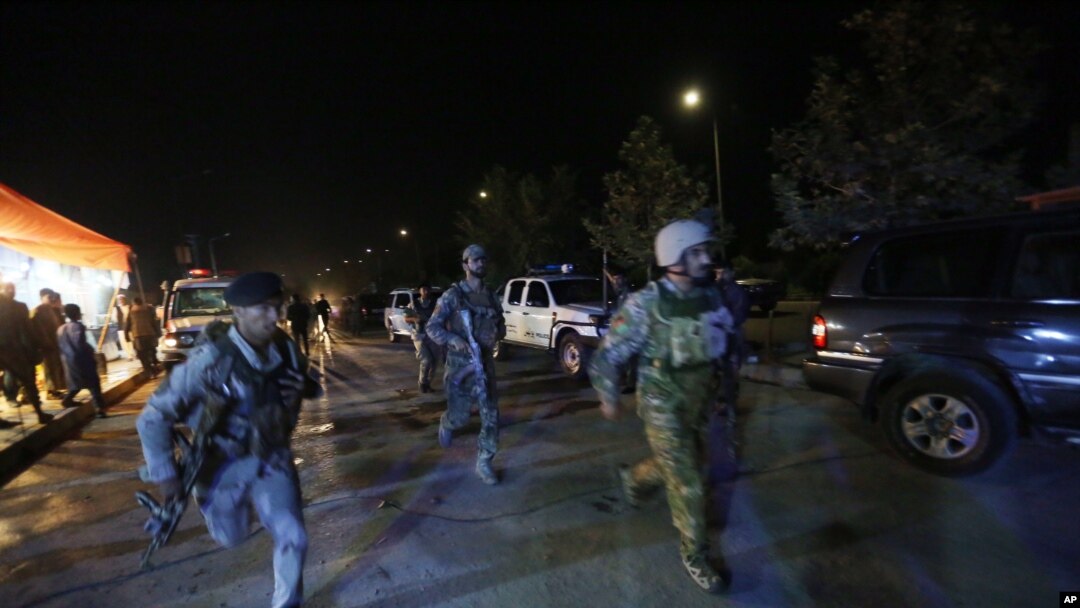 در حمله بالای پوهنتون امریکایی افغانستان ۱۳ نفر به شمول شش محصل و یک استاد کشته و ۴۵ نفر دیگر زخمی شدند.