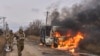 En esta foto distribuida por la 10ma Brigada de Montaña "Edelweiss", de Ucrania, soldados ucranianos pasan junto a un bus impactado por un dron ruso cerca de Bajmut, región de Donetsk, Ucrania, 23 de noviembre de 2023. [Foto: Archivo / AP]. 