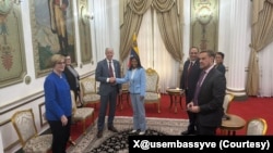 委内瑞拉代总统德尔西・罗德里格斯在加拉加斯的总统府观花宫迎接美国能源部长克里斯·赖斯和美国临时代办劳拉·多古。(2026年2月11日)