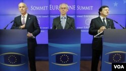 PM Yunani George Papandreou (kiri), Ketua Dewan Eropa Herman van Rompuy (tengah) dan Ketua Komisi Eropa Jose Manuel Barroso (kanan) mengadakan konferensi pers bersama setelah usainya KTT mengenai krisis di zona euro yang diadakan di Brussels (Kamis, 21/7