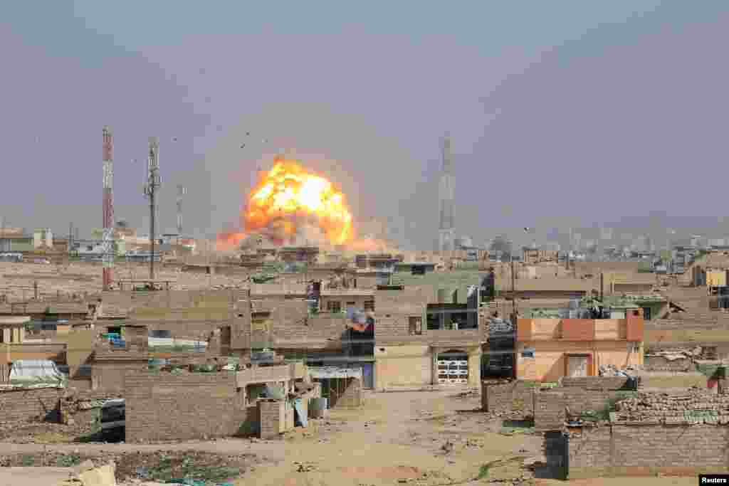 حمله هوایی در نبردی بین داعش و نیروهای عراقی در موصل.