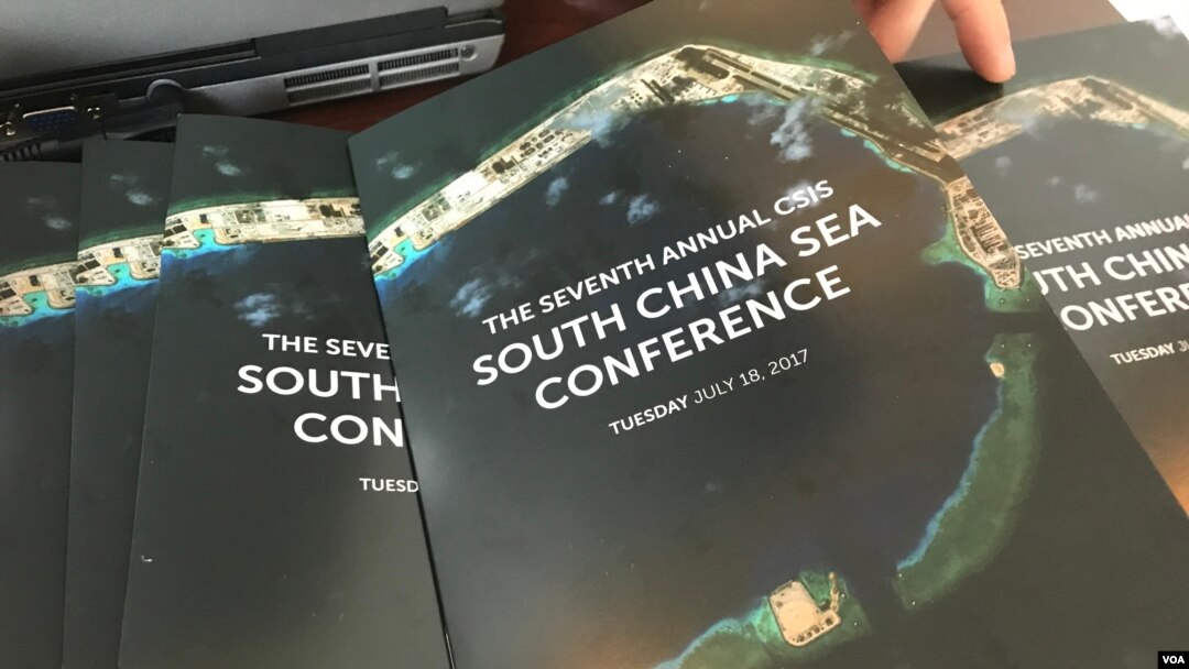 Brosur dari konferensi tahunan Laut China Selatan ke-7 yang diselenggarakan di CSIS pada tanggal 18 Juli 2017 di Washington, D.C.