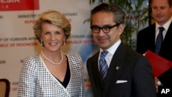 Menteri Luar Negeri Australia Julie Bishop bersama Menteri Luar Negeri Indonesia Marty Natalegawa di Jakarta (5/12). (AP/Tatan Syuflana)