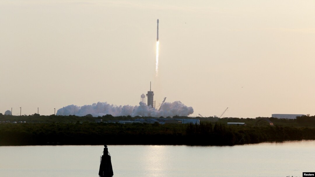 Ракета Falcon 9 выводит на орбиту 53 спутника связи Starlink. Архивное фото