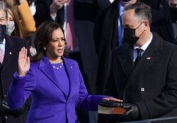 អ្នកស្រី Kamala Harris ធ្វើសច្ចាប្រណិធានចូលកាន់តំណែងជាអនុប្រធានាធិបតីសហរដ្ឋអាមេរិក នៅវិមានសភាក្នុងរដ្ឋធានីវ៉ាស៊ីនតោន ថ្ងៃទី២០ ខែមករា ឆ្នាំ២០២១។