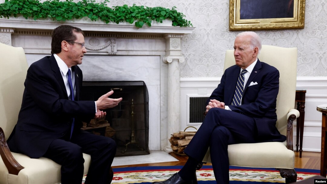 Presiden Israel Isaac Herzog bertemu dengan Presiden AS Joe Biden di Oval Office Gedung Putih, Washington, AS, 18 Juli 2023. (REUTERS/Evelyn Hockstein)