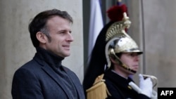 Presiden Prancis Emmanuel Macron (kiri) menjelang kedatangan presiden Guinea-Bissau di Istana Kepresidenan Elysee di Paris, 9 Desember 2024. (STEPHANE DE SAKUTIN / AFP)