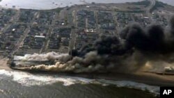 Lejos de ser controlado, el fuego cobró fuerza por la tarde, alimentado por las ráfagas de viento que golpean la zona.