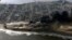 Lejos de ser controlado, el fuego cobró fuerza por la tarde, alimentado por las ráfagas de viento que golpean la zona.