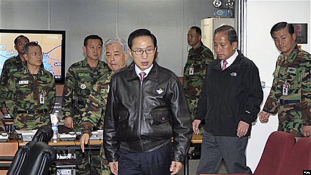 Presiden Korsel Lee Myung-bak (tengah) bersama Menhan Kim Tae-young (foto: dok). Rencana perjanjian militer antara Korea Selatan dan Jepang ditangguhkan oleh Seoul. 