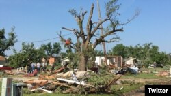 Esta foto del Departamento de Salud y Medio Ambiente de Kansas, muestra parte del daño dejado por el tornado en Eureka, el martes 26 de junio de 2018, por la noche. 