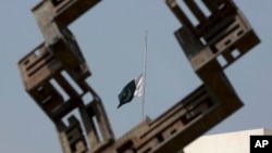 Bendera setengah tiang terlihat dipasang di atas gedung parlemen Pakistan, Sabtu (9/5), sebagai tanda berkabung atas tewasnya tujuh korban dalam kecelakaan helikopter di lembah Naltar, Pakistan utara (AP Photo/B.K. Bangash)