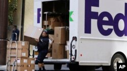 Seorang pengemudi truk perusahaan jasa pengiriman barang 'Fedex'.