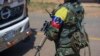 ARCHIVO - Guerrilleros de las FARC-EMC imponen un control de carretera en Corinto, Colombia, el viernes 12 de abril de 2024, el día después de que un coche bomba explotara en la cercana ciudad de Miranda.