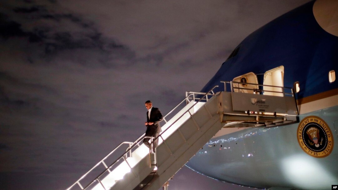Presiden AS, Barack Obama, menuruni tangga pesawat kepresidenan Air Force One, saat tiba di Bandara Internasional Miami, (2/11). (foto: AP Photo/Pablo Martinez Monsivais)