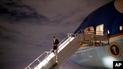 Presiden AS, Barack Obama, menuruni tangga pesawat kepresidenan Air Force One, saat tiba di Bandara Internasional Miami, (2/11). (foto: AP Photo/Pablo Martinez Monsivais)