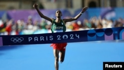 Tamirat Tola devient le quatrième Ethiopien champion olympique du marathon masculin après le pionnier Abebe Bikila (1960 et 1964), Mamo Wolde (1968) et Gezahegne Abera (2000).