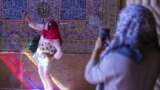 گردشگران خارجی در شیراز.<br />
عکس: رضا قادری