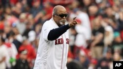 El exjugador de los Medias Rojas de Boston, Luis Tiant, antes del quinto juego de la Serie de Campeonato de la Liga Americana entre Boston y los Astros de Houston, el miércoles 20 de octubre de 2021, en el Fenway Park de Boston. Tiant falleció este martes 8 de 2024.