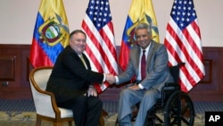 El secretario de Estado de EE.UU. Mike Pompeo, izquierda, y el presidente ecuatoriano Lenin Moreno posan para una foto en Guayaquil, Ecuador, el sábado 20 de julio de 2019. Pompeo realiza una gira por naciones de América del Sur y Centroamérica
