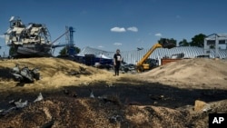 Puing-puing bangunan penyimpanan pertanian yang hancur akibat serangan Rusia di wilayah Odesa, Ukraina, pada 21 Juli 2023. (Foto: AP)
