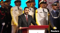 علی الزیدی، نخست ‌وزیر عراق، در حال سخنرانی در رژه روز «حاکمیت ملی» (پنجشنبه ۹ مهر)