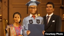 Robinson Sinurat bersama orang tuanya saat wisuda S2 di New York (Dok: Robinson Sinurat)