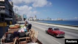 Ciudadanos de La Habana se preparan para la llegada de la tormenta tropical Elsa el 4 de julio de 2021.