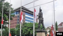 Aksi pemasangan bendera Merah Putih setengah tiang di kota Solo oleh para warga yang prihatin lemahnya penegakan hukum dan HAM (30/12).