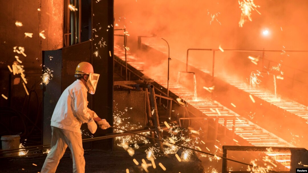 Seorang pekerja di pabrik baja milik Shandong Iron & Steel Group di Jinan, Provinsi Shandong, China, 7 Juli 2017.