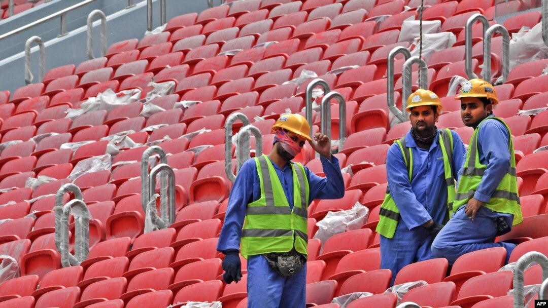 Pekerja konstruksi di tribun Stadion al-Bayt Doha, Qatar, yang akan menjadi tuan rumah Piala Dunia FIFA 2022, 17 Desember 2019. (GIUSEPPE CACACE / AFP). Lima puluh pekerja migran meninggal dan lebih 500 dilaporkan terluka parah akibat kecelakaan kerja di Qatar tahun 2020.