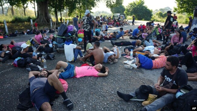 Karvani i migrantëve pushon në qytetin Eskuintla në jug të Meksikë, para se të vazhdojë rrugëtimin drejt kufirit amerikan - 7 nëntor 2024.