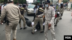 Phnom Penh's Prampi Makara district security guards dragged protesters from the gates of the Phnom Penh Municipal Court, Phnom Penh, Cambodia, July 24, 2020. (Hul Reaksmey/VOA Khmer)