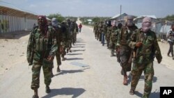 Militan Al-Shabab melakukan patroli di pinggiran Mogadishu, Somalia (foto: ilustrasi). 