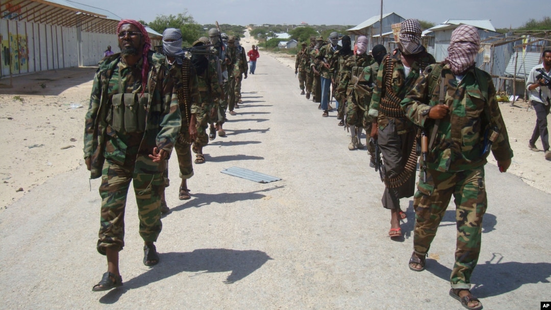 Anggota kelompok militan Somalia, al- Shabab, berpatroli di Mogadishu, Somalia.
