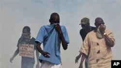 Des manifestants à Dakar, le 23 juin 2011