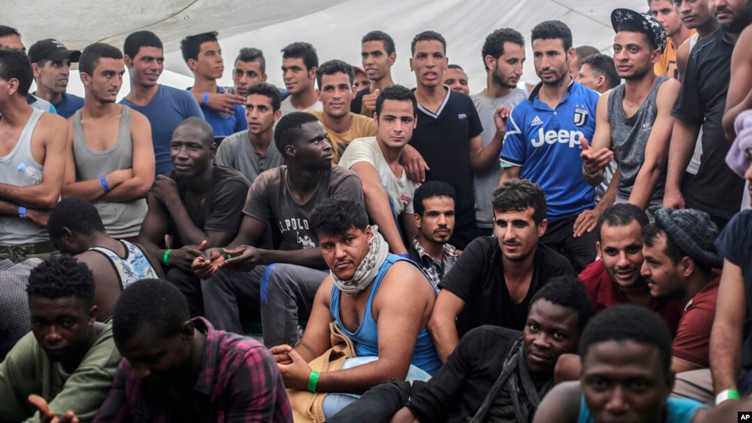 Para migran Afrika yang berusaha mencapai pantai Italia melewati Laut Tengah, diselamatkan oleh LSM Spanyol dari lepas pantai Libya (foto: ilustrasi). 