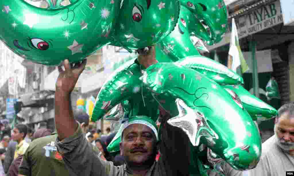 ہرے اور سفید رنگ کے مچھلی کی شکل و صورت والے غبارے